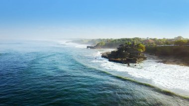 Tanah Lot tapınağın güzel sahne