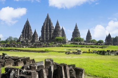 Güzel Prambanan Tapınağı mavi gökyüzü altında