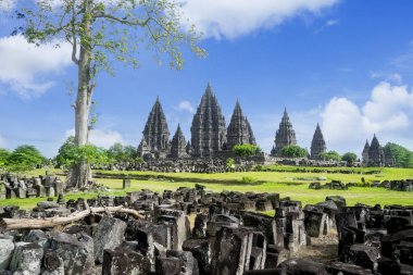 Güzel Prambanan Tapınağı manzara mavi gökyüzü altında