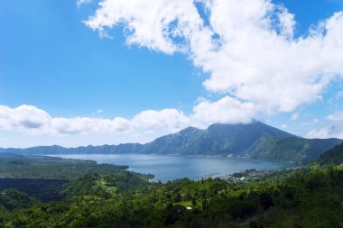 Batur Gölü ve volkan yukarıda güzel mavi gökyüzü