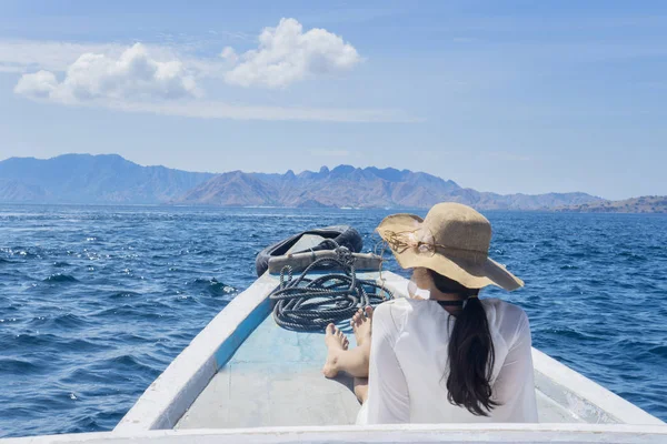 Jovem mulher sentada no barco — Fotografia de Stock