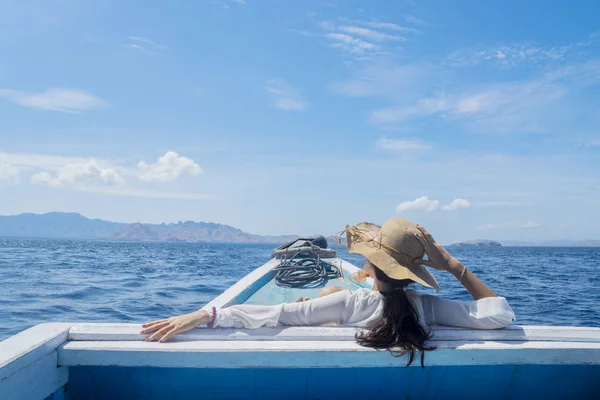 Молода жінка-туристка дивиться на красивий морський пейзаж — стокове фото