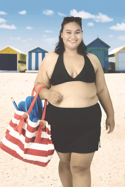 Vrouw met zomer tas aan kust — Stockfoto