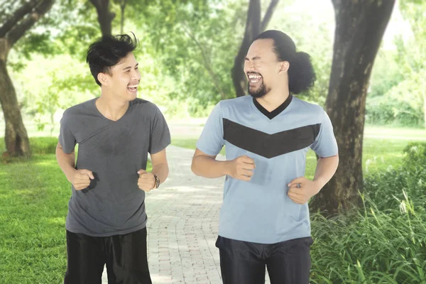 Deux hommes faisant du jogging ensemble dans le parc — Photo