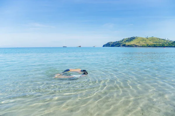 Dwa małe dzieci, nurkowanie z rurką na tropikalnej plaży — Zdjęcie stockowe