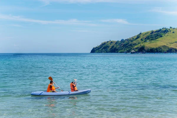 两个小朋友在热带海滩划独木舟 — 图库照片