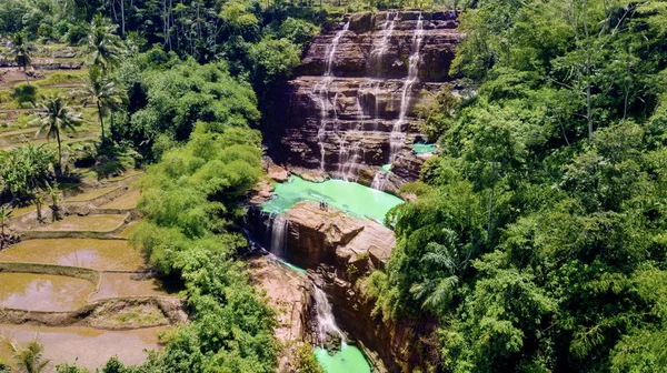 Turistas disfrutando de paisajes de exótica cascada de Cigangsa — Foto de Stock