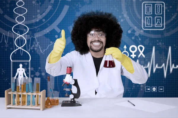Başparmak gösterilmesini başarılı erkek bilim adamı