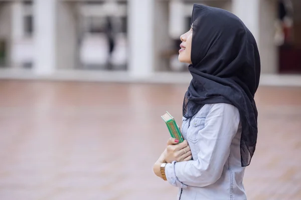 Mooi meisje uitvoering een Quran in de moskee — Stockfoto