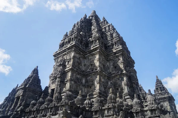 Edificio del templo de Prambanan bajo cielo azul — Foto de Stock