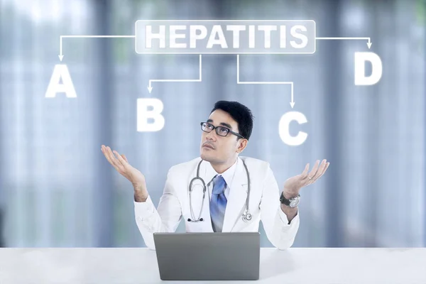 Töprengő orvos nézett hepatitis szó — Stock Fotó