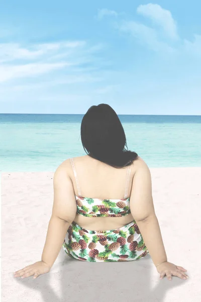 Overweight woman relaxing on beach — Stock Photo, Image