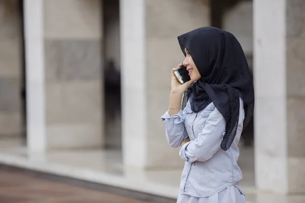 Mujer musulmana con smartphone en mezquita —  Fotos de Stock