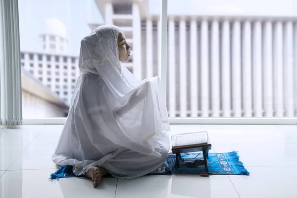 Müslüman kadının evde Allah'a dua ediyor. — Stok fotoğraf