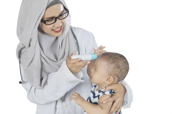 Muslimska barnläkare kontrollera hennes patient på studio — Stockfoto