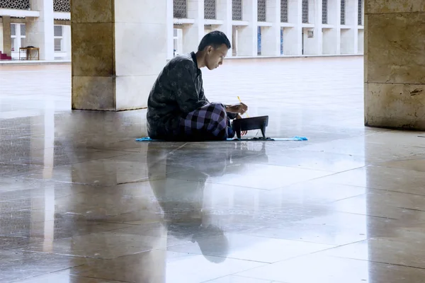 Hombre musulmán leyendo el Corán en la mezquita —  Fotos de Stock