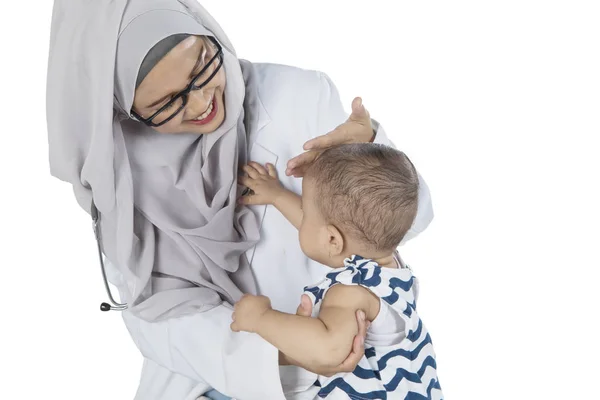 Moslim arts controleren temperatuur haar patiënt — Stockfoto