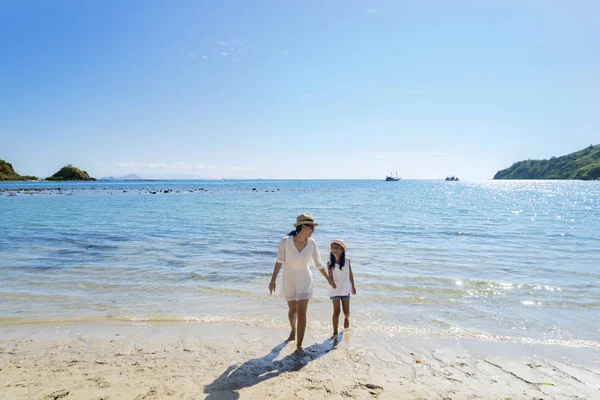 Матері сміється з дочкою на пляжі — стокове фото