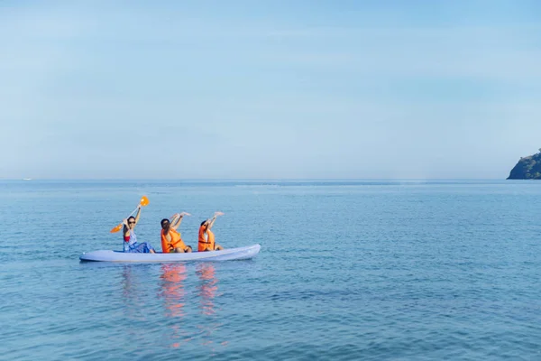 Mor och barn njuta av semester med kanot — Stockfoto