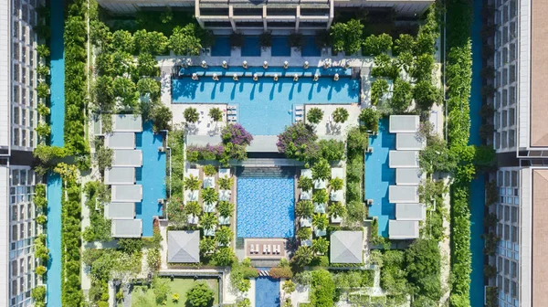 Hotel de luxo com belas piscinas — Fotografia de Stock