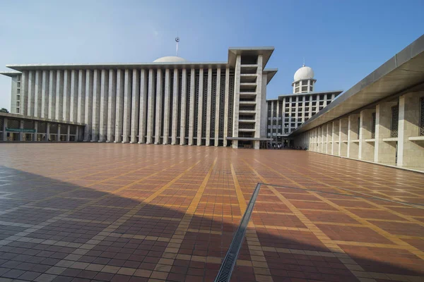 Istiqlal décor de la mosquée sous un beau ciel bleu — Photo