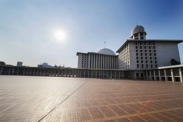 Stora Istiqlal moské exteriör under varmt solljus — Stockfoto