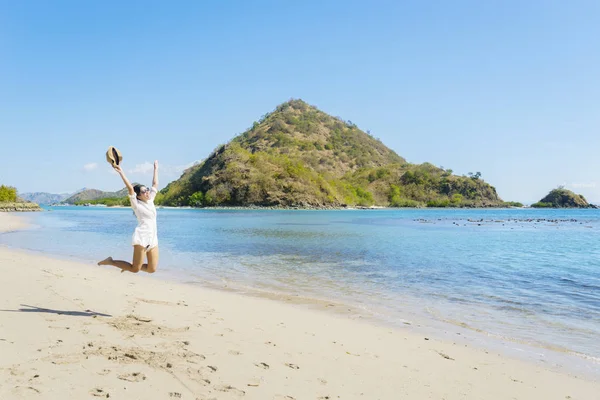 Boldog női turista élvezi vele nyaralni — Stock Fotó