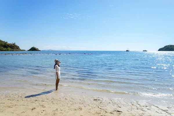 Kadın turist kumsalda onu tatil keyfi — Stok fotoğraf
