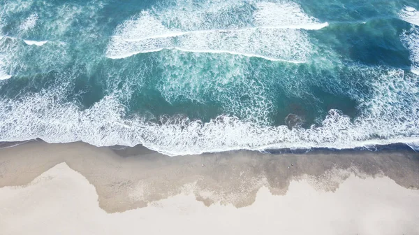 海滩上有泡沫波浪的海岸线 — 图库照片