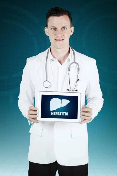 Medico maschio caucasico che mostra parola epatite — Foto Stock