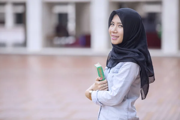 Beautiful woman holding a Quran in the mosque — Stock Photo, Image