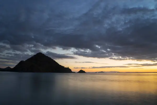 Hills gündoğumu zaman güzel deniz manzarası — Stok fotoğraf