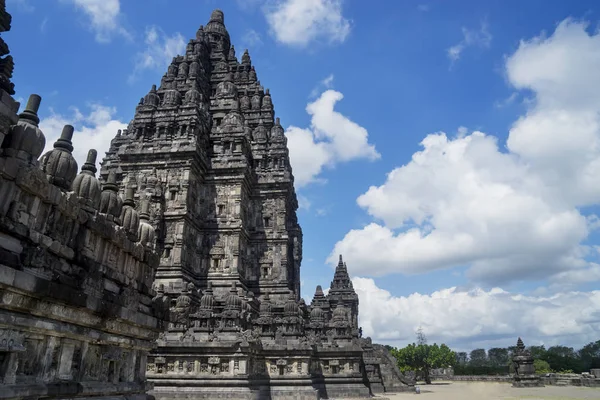 Hermoso edificio del templo de Prambanan con esculturas — Foto de Stock