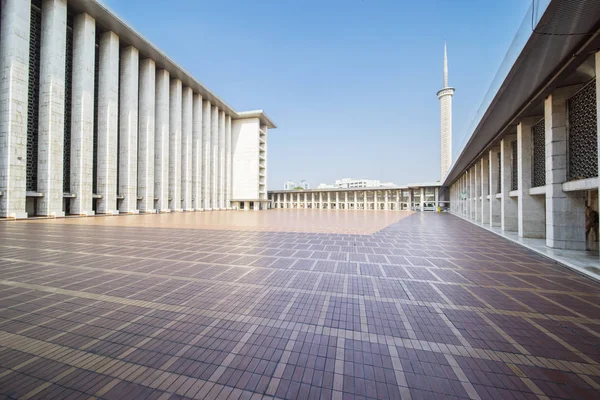 Schöne istiqlal Moschee außen — Stockfoto