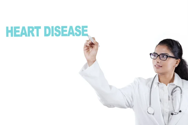 Dokter cantik menulis teks penyakit jantung — Stok Foto