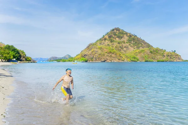 Asiatique petit garçon jouer dans l 'rose plage — Photo