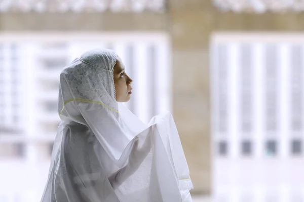 Jovem mulher muçulmana orando na mesquita — Fotografia de Stock