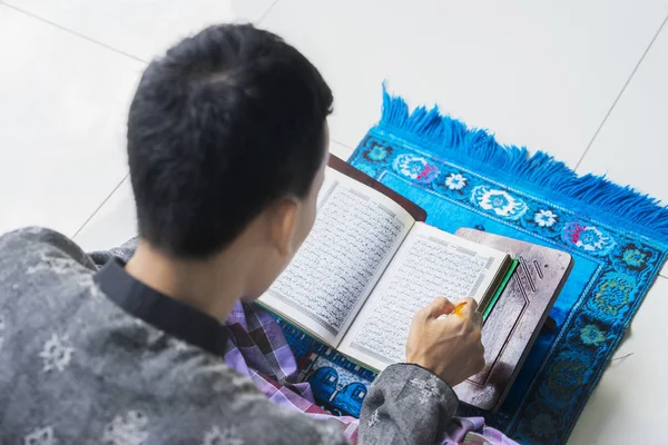 Young male muslim reading Koran — Stock Photo, Image