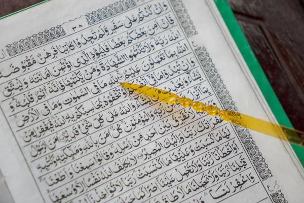 Коран с палкой в мечети — стоковое фото