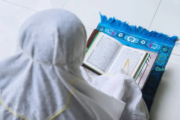 Mulher muçulmana lê Alcorão durante o tempo do Ramadã — Fotografia de Stock