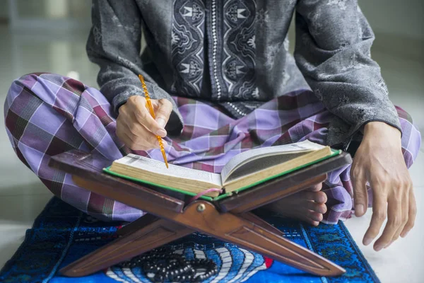 Muslim masculino leitura Alcorão durante o tempo do ramadã — Fotografia de Stock