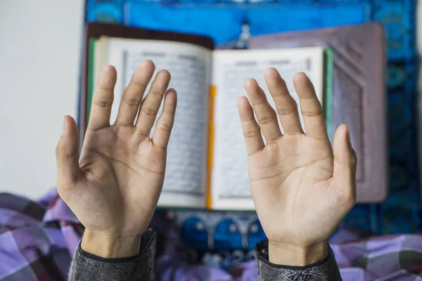 Mão muçulmana masculina orando ao DEUS — Fotografia de Stock