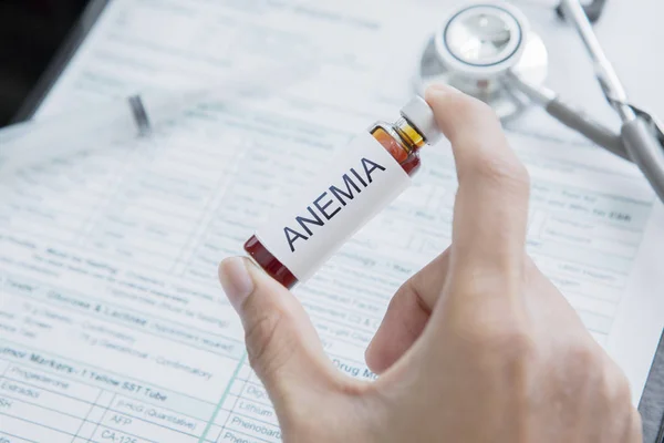 Médico varón sostiene la mano medicamento para la enfermedad de la anemia —  Fotos de Stock