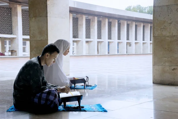 Muslim masculino e feminino leitura Alcorão — Fotografia de Stock