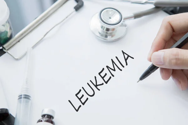 Dokter hand schrijft leukemie ziekte tekst — Stockfoto