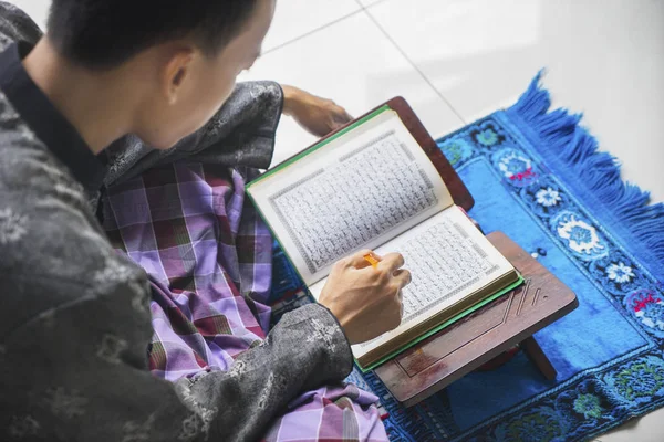 虔诚的男性穆斯林阅读古兰经在家里 — 图库照片