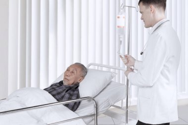 Kurtarma odasında ayarlama infüzyon genç doktor