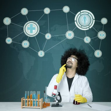 Sanal ekran arka planı olan düşünceli erkek bilim adamı