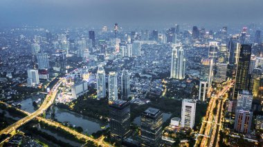 Gece ışıkları Jakarta City dron görünümü