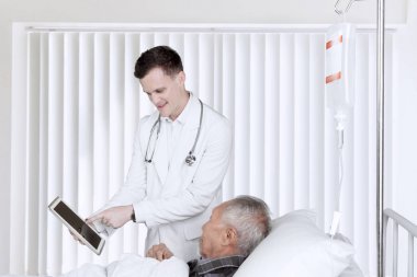 Doktor ve hasta bakım odası tablet ile